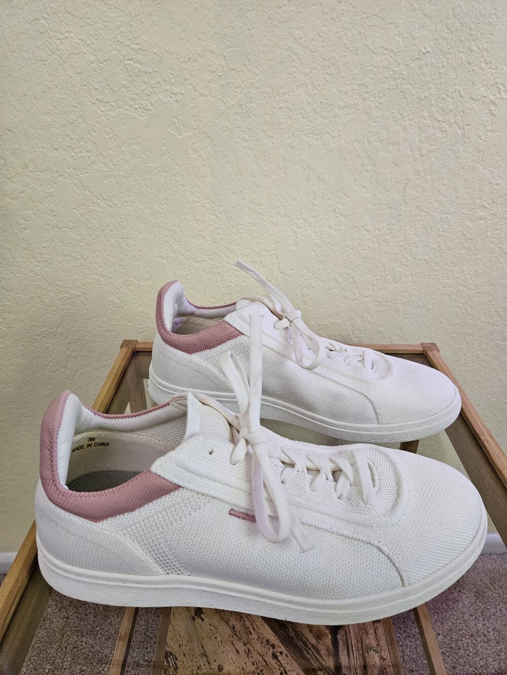 VIVAIA Women's White knit Sneakers with Pink Accent Size 39 / 8.5 - 9